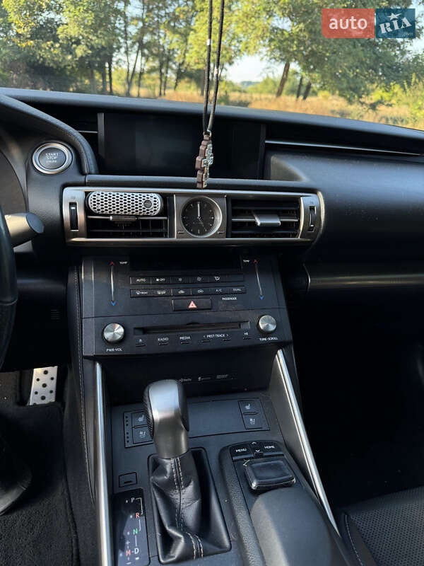 Седан Lexus IS 2015 в Лубнах