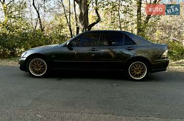 Седан Lexus IS 2000 в 