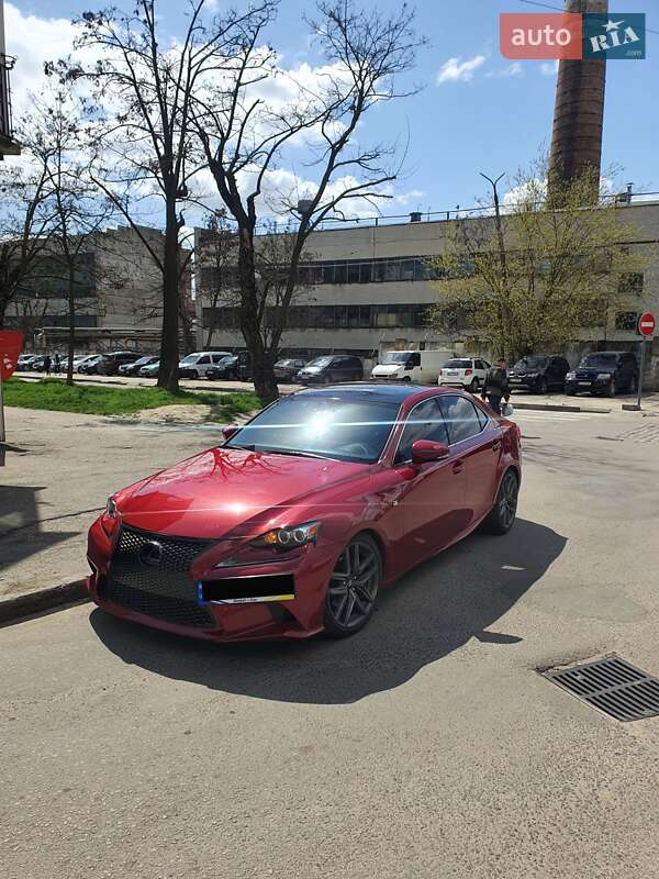 Седан Lexus IS 2015 в Львове