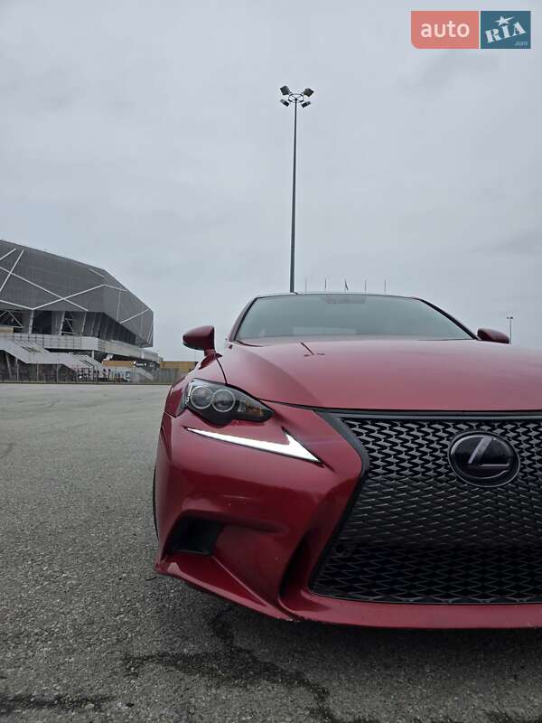 Седан Lexus IS 2015 в Львове