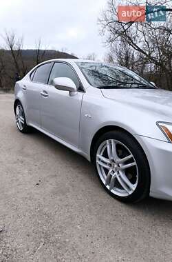 Седан Lexus IS 2005 в Перечині