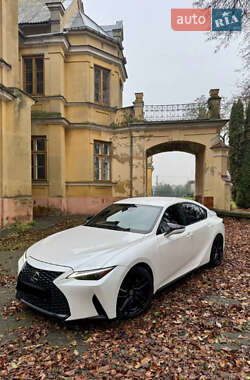 Седан Lexus IS 2022 в 