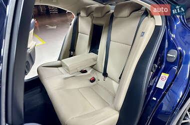 Седан Lexus IS 2017 в 