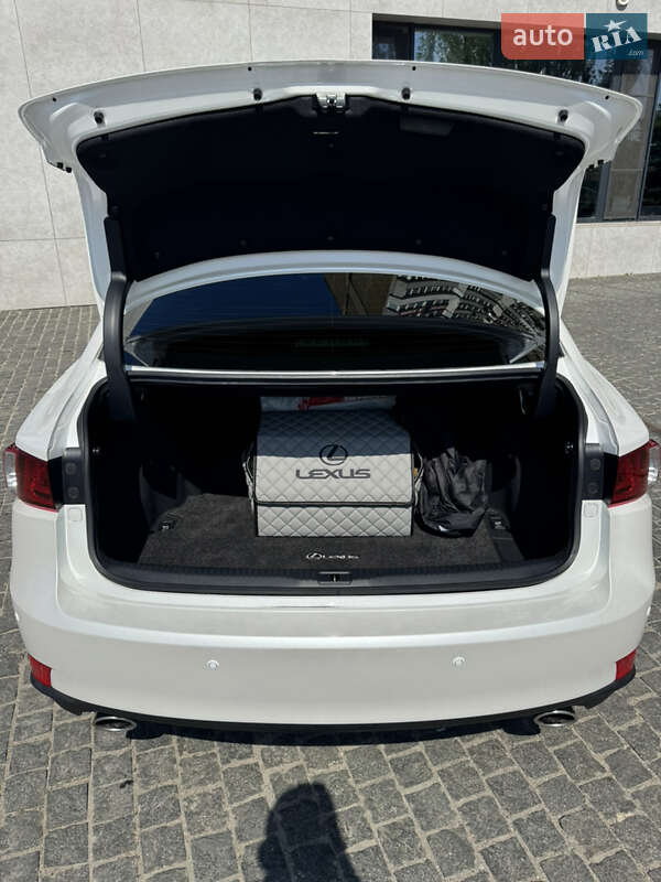 Седан Lexus IS 2016 в Дніпрі