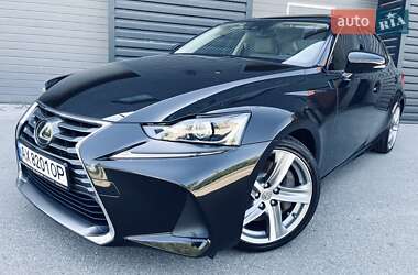 Седан Lexus IS 2017 в 