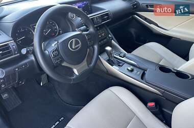 Седан Lexus IS 2017 в 