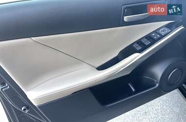 Седан Lexus IS 2017 в 