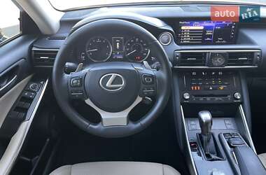 Седан Lexus IS 2017 в 