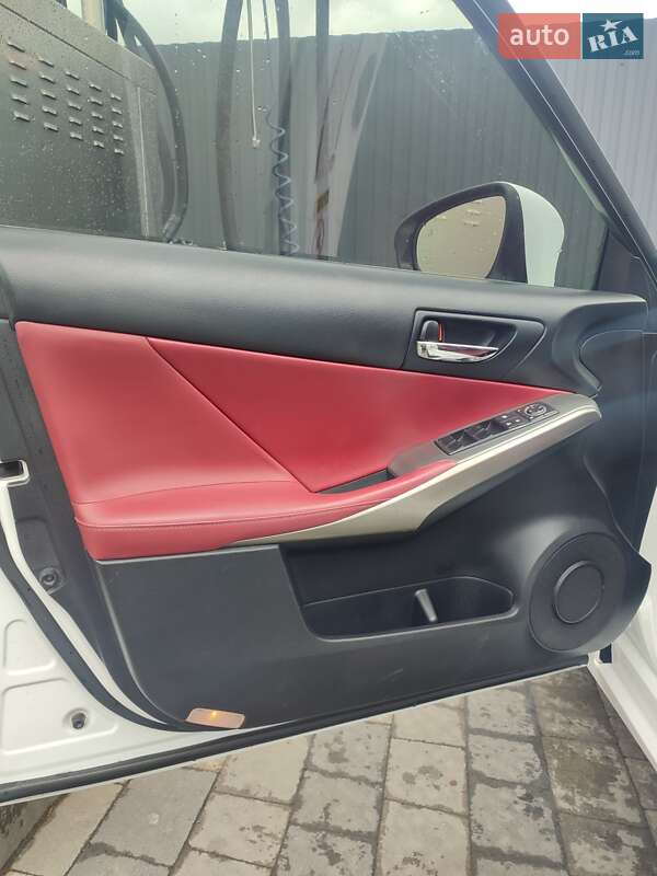 Седан Lexus IS 2016 в Ужгороде