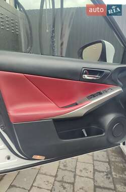 Седан Lexus IS 2016 в 