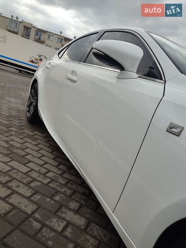 Седан Lexus IS 2016 в Ужгороде
