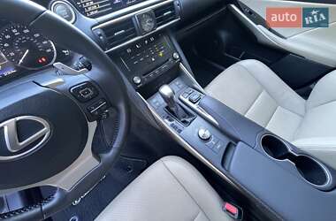 Седан Lexus IS 2017 в 