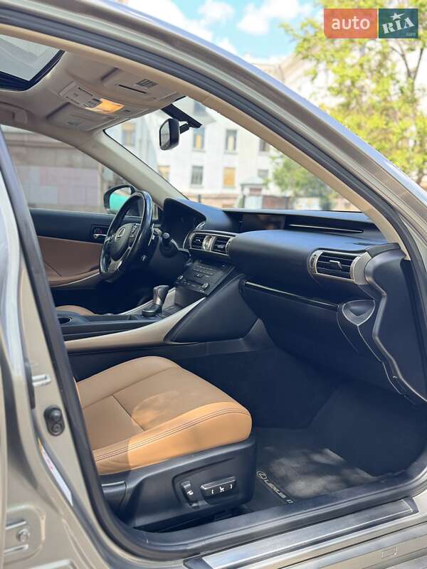 Седан Lexus IS 2015 в Краматорске