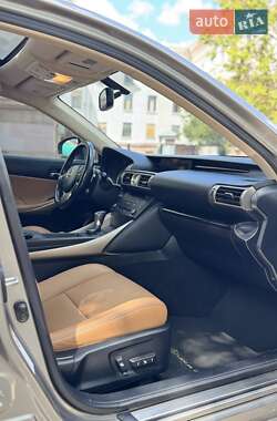 Седан Lexus IS 2015 в 