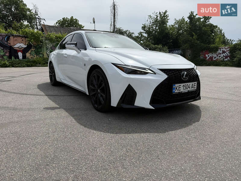 Седан Lexus IS 2021 в 