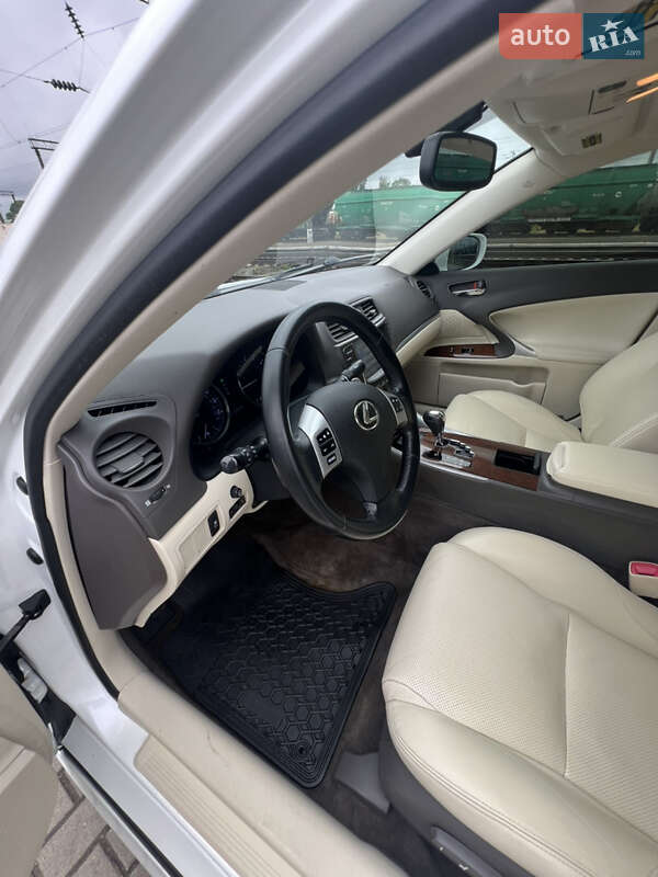 Седан Lexus IS 2012 в Дубно