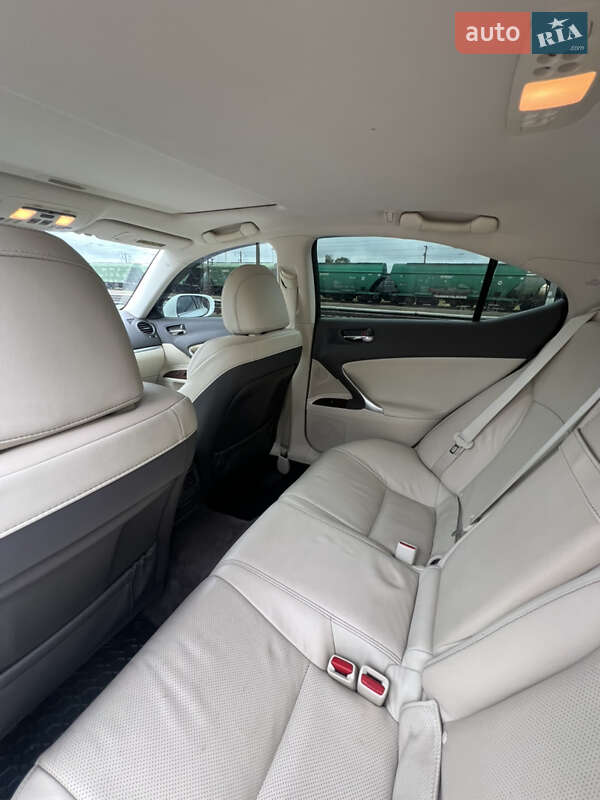 Седан Lexus IS 2012 в Дубно