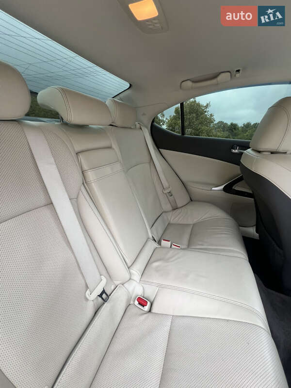 Седан Lexus IS 2012 в Дубно