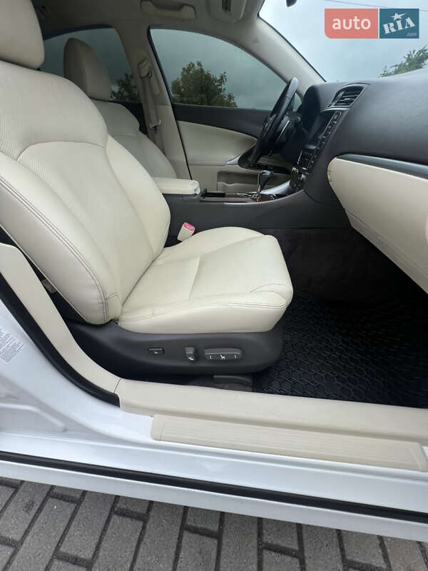 Седан Lexus IS 2012 в Дубно