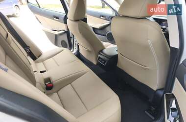 Седан Lexus IS 2017 в 