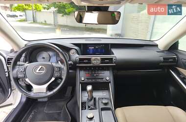 Седан Lexus IS 2017 в 