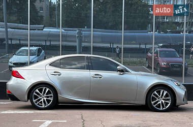 Седан Lexus IS 2017 в 