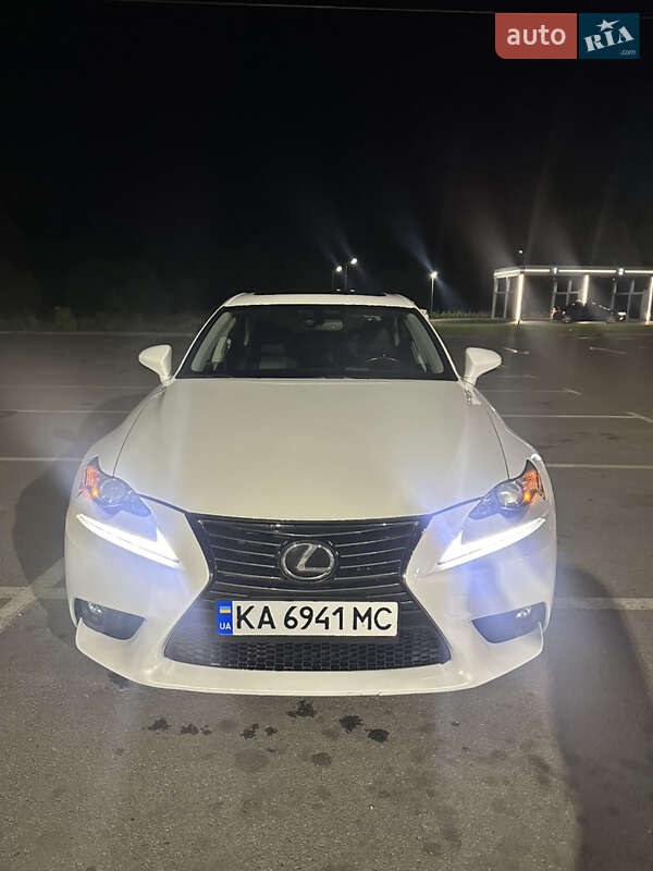 Седан Lexus IS 2015 в 