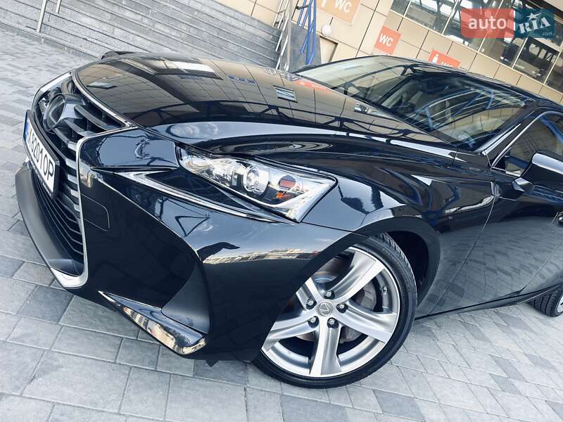 Седан Lexus IS 2017 в 