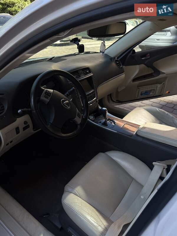 Седан Lexus IS 2012 в Виннице