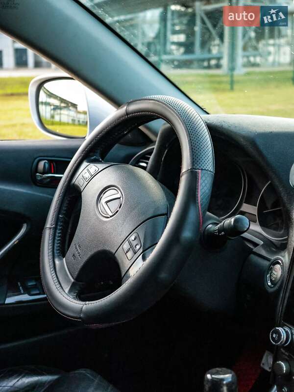 Седан Lexus IS 2005 в Коростене