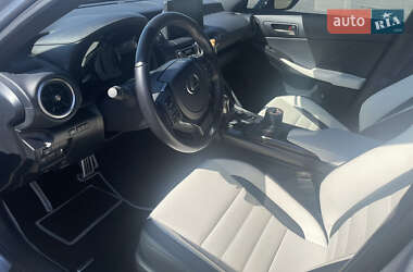 Седан Lexus IS 2022 в 