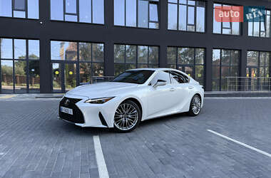 Седан Lexus IS 2024 в 