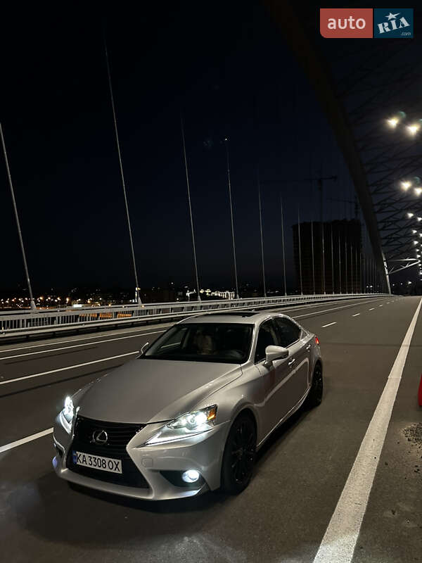 Седан Lexus IS 2015 в 