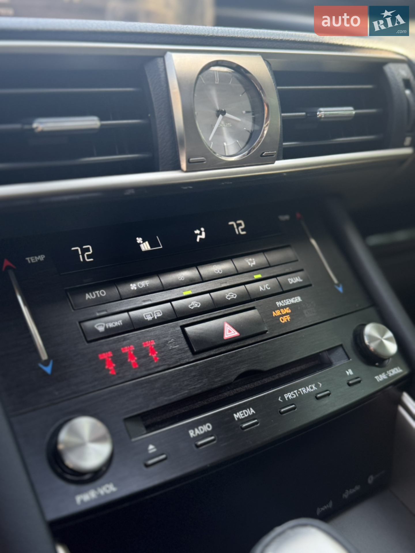 2017 Lexus IS - мініатюра 14