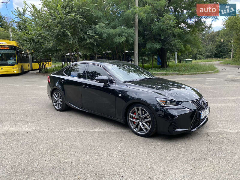 Седан Lexus IS 2018 в 
