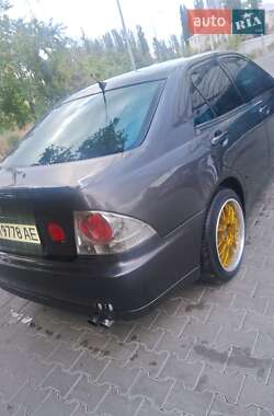 Седан Lexus IS 2000 в 