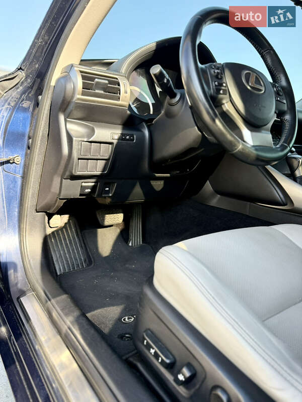 Седан Lexus IS 2013 в Киеве