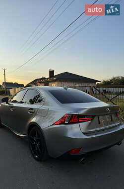 Седан Lexus IS 2015 в 