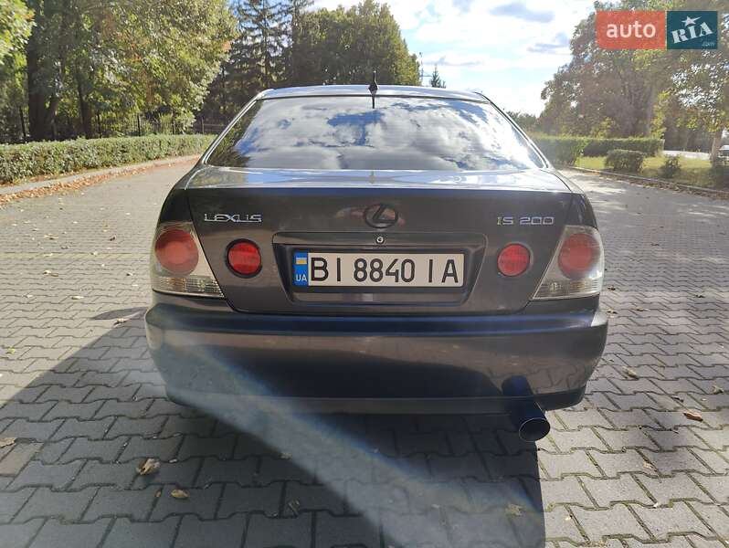 Седан Lexus IS 1999 в Миргороде