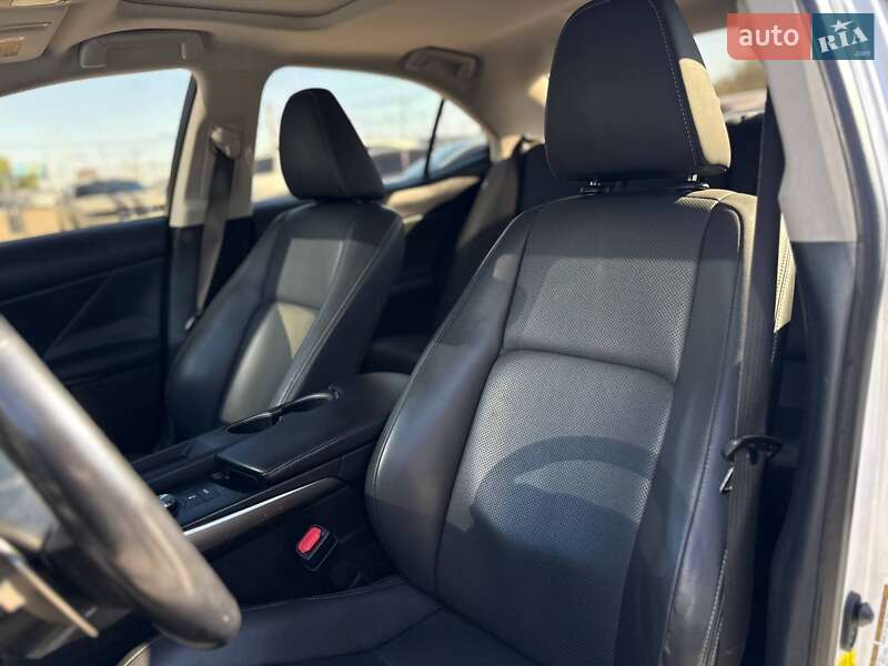 Седан Lexus IS 2017 в Киеве