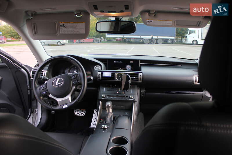 Седан Lexus IS 2015 в Ивано-Франковске