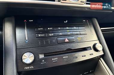 Седан Lexus IS 2017 в 