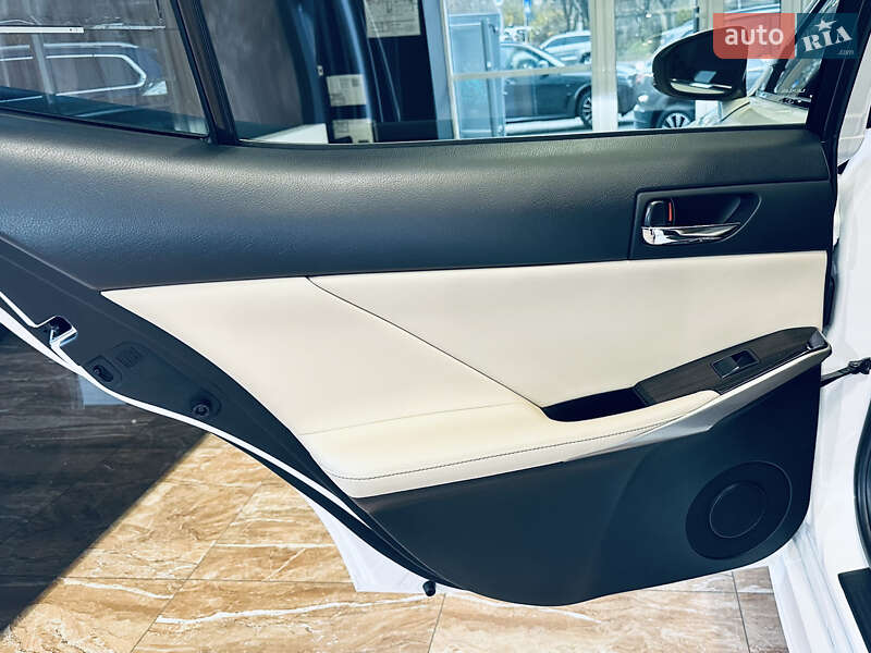 Седан Lexus IS 2015 в Києві