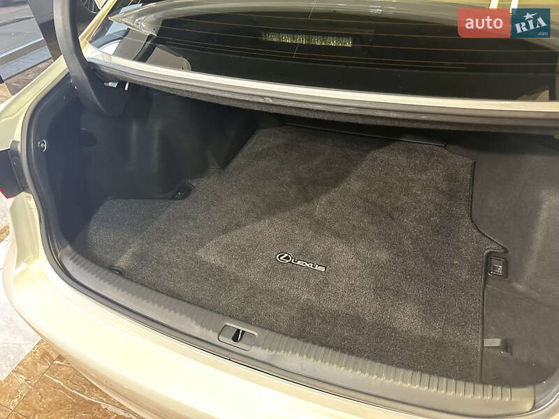 Седан Lexus IS 2015 в Києві