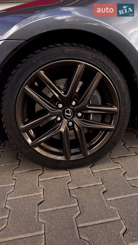 Седан Lexus IS 2015 в Ізмаїлі