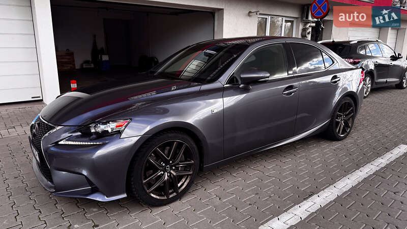 Седан Lexus IS 2015 в Ізмаїлі