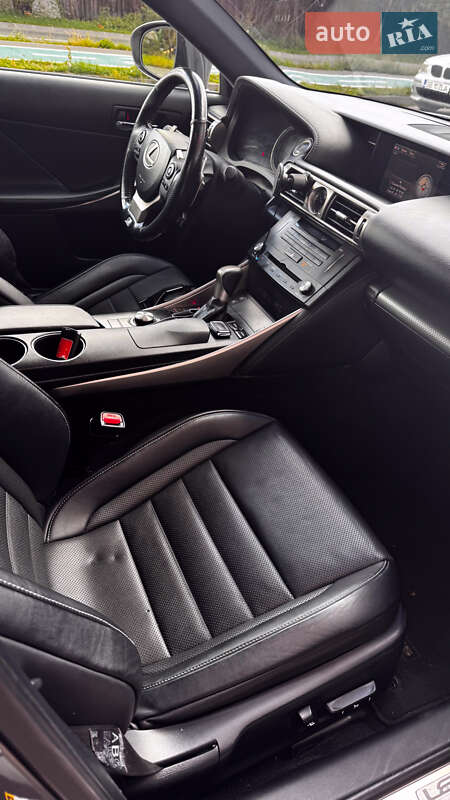 Седан Lexus IS 2015 в Ізмаїлі