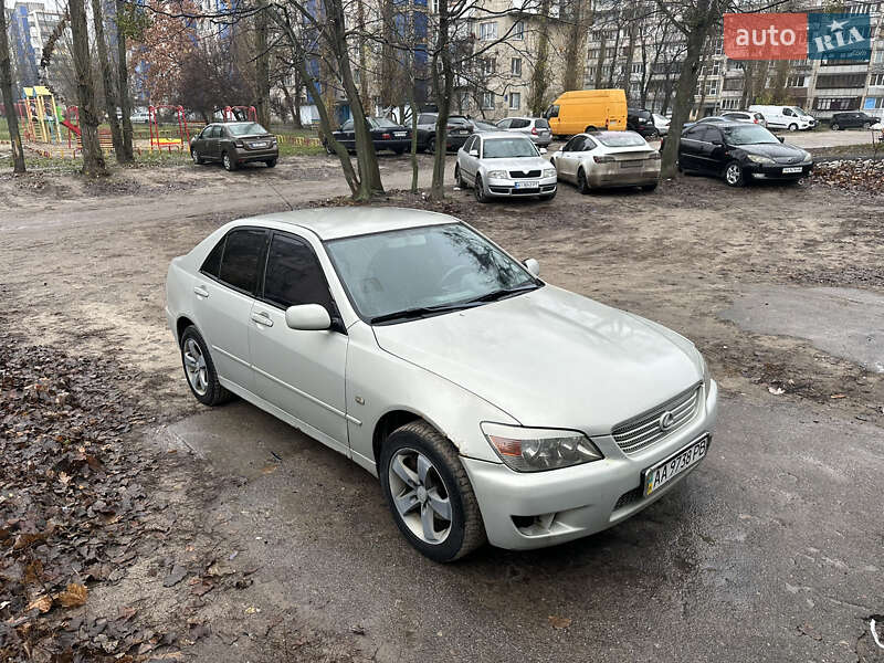 Lexus IS 2000