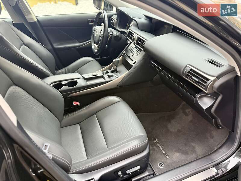 Седан Lexus IS 2018 в Киеве