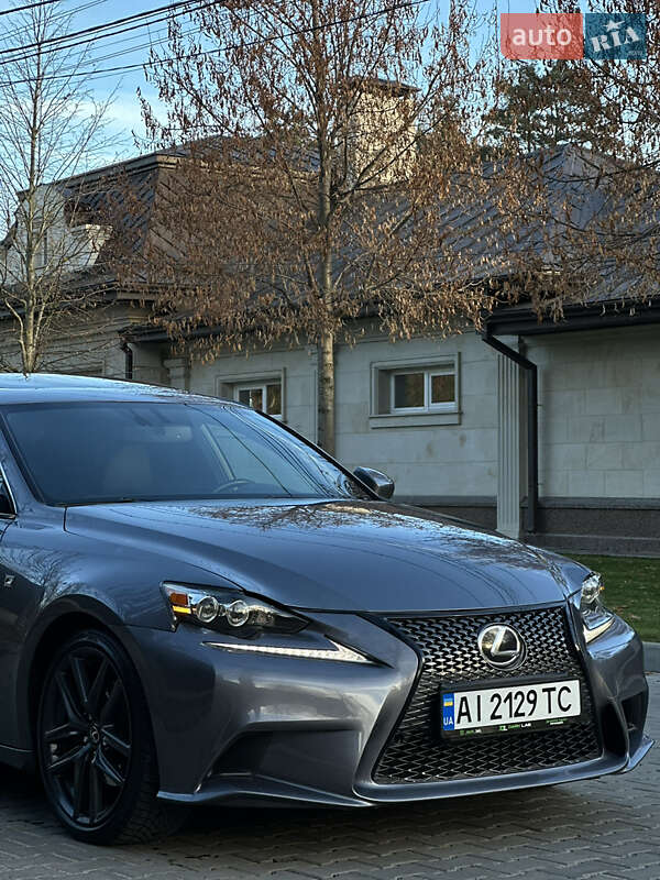 Седан Lexus IS 2013 в Буче